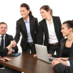 Gruppo-agenti-attorno-ad-una-scrivania
